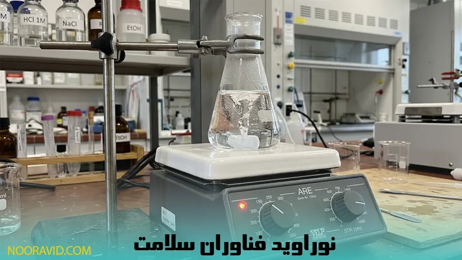 هات پلیت استیرر آنالوگ آزمایشگاهی در حال گرم کردن ارلن مایر